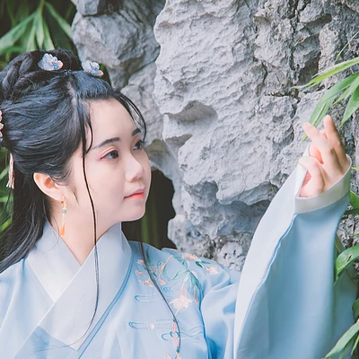 文藝藍(lán)衣帶團(tuán)扇女生頭像，唯美古風(fēng)真人頭像