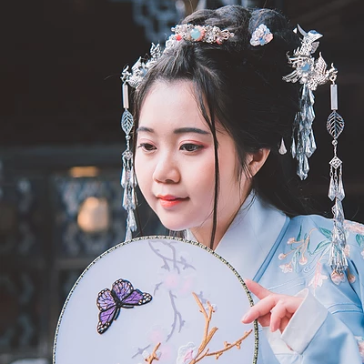 文藝藍(lán)衣帶團(tuán)扇女生頭像，唯美古風(fēng)真人頭像