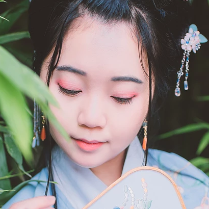 文藝藍(lán)衣帶團(tuán)扇女生頭像，唯美古風(fēng)真人頭像