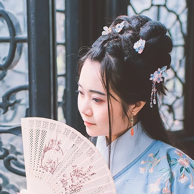 文藝藍(lán)衣帶團(tuán)扇女生頭像，唯美古風(fēng)真人頭像