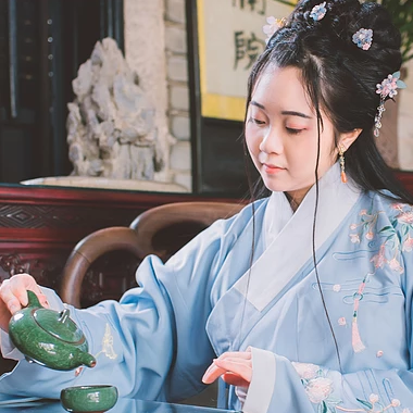 文藝藍(lán)衣帶團(tuán)扇女生頭像，唯美古風(fēng)真人頭像