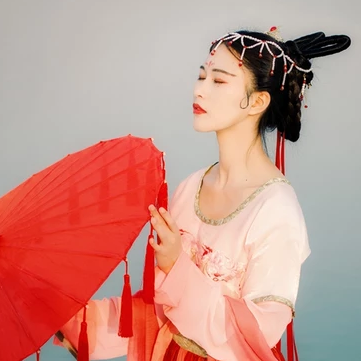 紅傘抱寵物女生頭像，唯美古風真人頭像