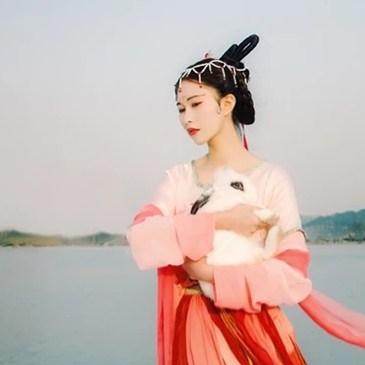 紅傘抱寵物女生頭像，唯美古風真人頭像