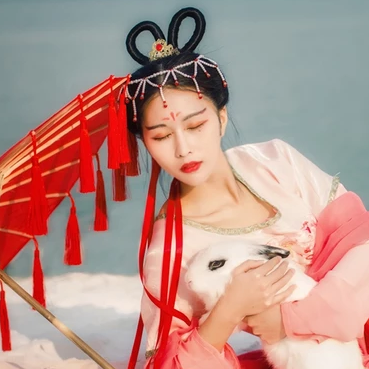 紅傘抱寵物女生頭像，唯美古風真人頭像