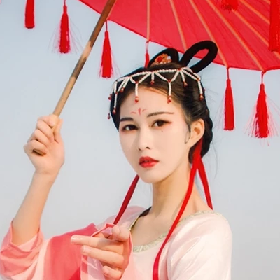 紅傘抱寵物女生頭像，唯美古風真人頭像