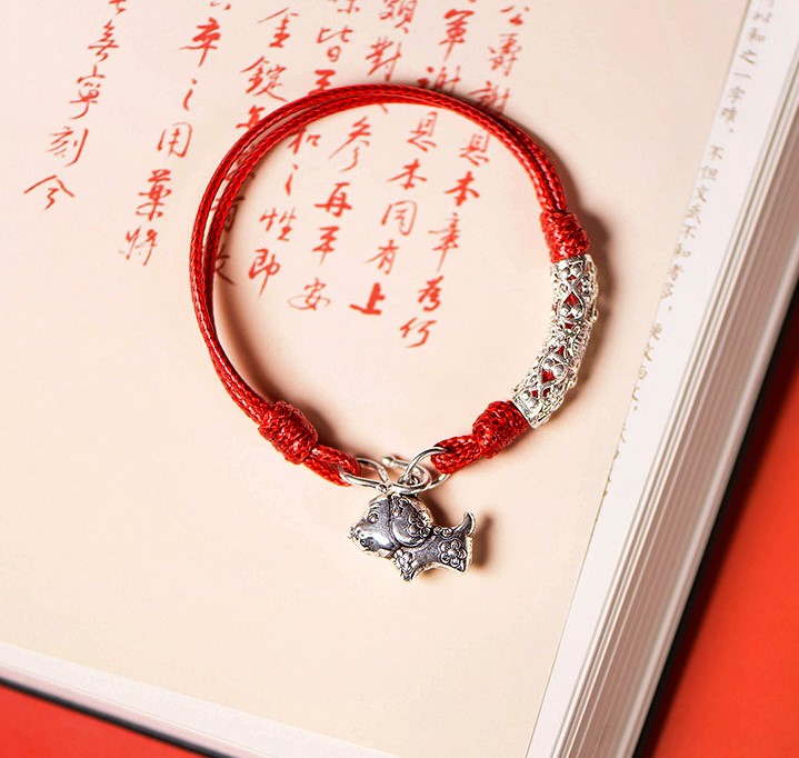 雕花狗生肖手鏈，本命年紅繩銀手鏈飾品