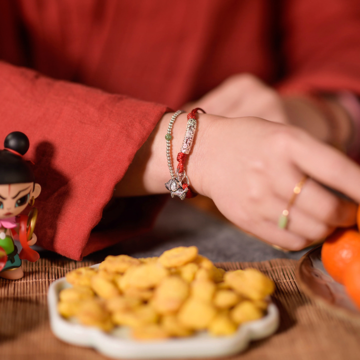 雕花狗生肖手鏈，本命年紅繩銀手鏈飾品