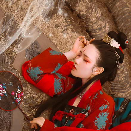 嬌艷紅傘女生頭像，唯美古風(fēng)真人頭像