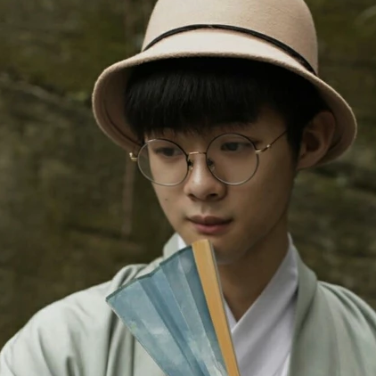 文藝小生帶折扇男生頭像，唯美古風(fēng)真人頭像