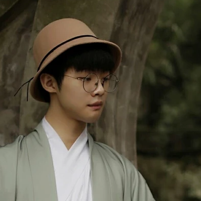 文藝小生帶折扇男生頭像，唯美古風(fēng)真人頭像
