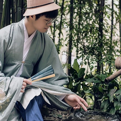 文藝小生帶折扇男生頭像，唯美古風(fēng)真人頭像