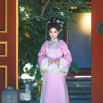 清新桃林妃子帶團扇女生頭像，唯美古風(fēng)真人頭