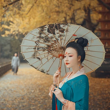 銀杏葉帶團扇和傘女生頭像，唯美古風真人頭像