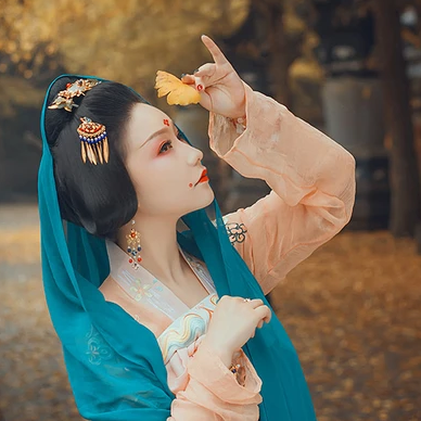 銀杏葉帶團扇和傘女生頭像，唯美古風真人頭像