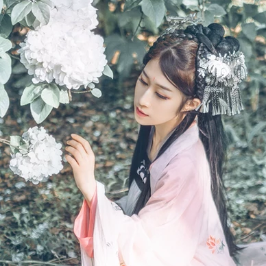 粉蝶花朵帶團扇女生頭像，唯美古風(fēng)真人頭像