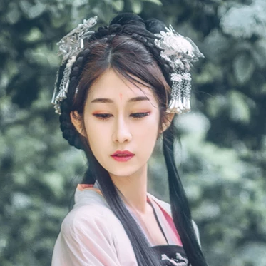 粉蝶花朵帶團扇女生頭像，唯美古風(fēng)真人頭像