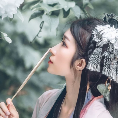 粉蝶花朵帶團扇女生頭像，唯美古風(fēng)真人頭像