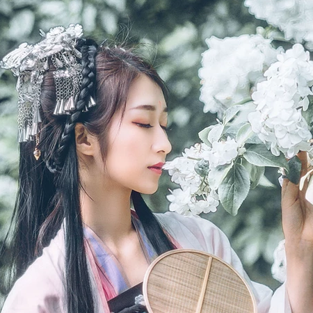 粉蝶花朵帶團扇女生頭像，唯美古風(fēng)真人頭像