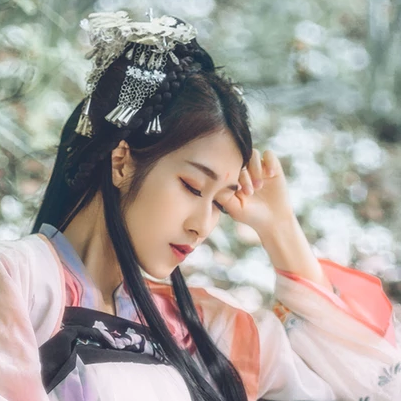 粉蝶花朵帶團扇女生頭像，唯美古風(fēng)真人頭像