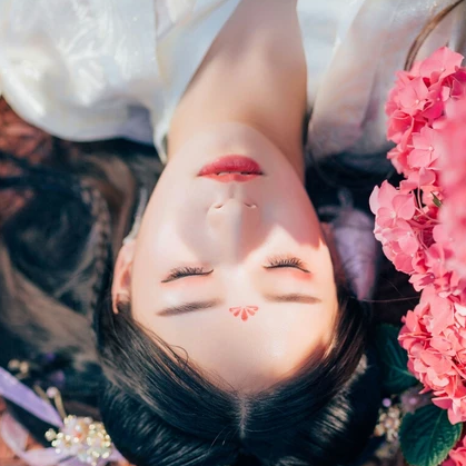 花團(tuán)錦簇帶團(tuán)扇女生頭像，唯美古風(fēng)真人頭像