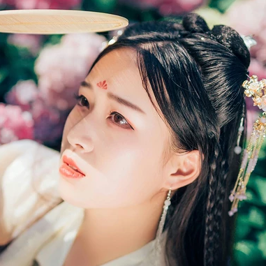 花團(tuán)錦簇帶團(tuán)扇女生頭像，唯美古風(fēng)真人頭像
