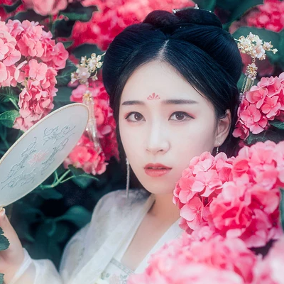 花團(tuán)錦簇帶團(tuán)扇女生頭像，唯美古風(fēng)真人頭像