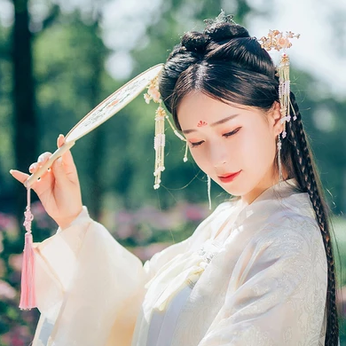 花團(tuán)錦簇帶團(tuán)扇女生頭像，唯美古風(fēng)真人頭像