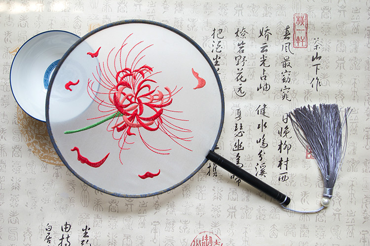 嬌艷彼岸花刺繡古風(fēng)團(tuán)扇，復(fù)古繡花工藝扇子