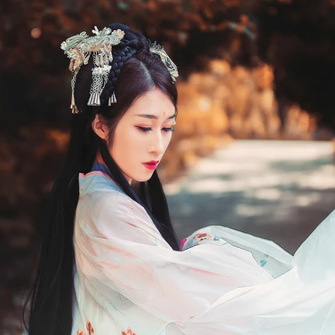 秋意氣質(zhì)帶團扇女生頭像，唯美古風(fēng)真人頭像