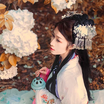 秋意氣質(zhì)帶團扇女生頭像，唯美古風(fēng)真人頭像