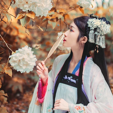 秋意氣質(zhì)帶團扇女生頭像，唯美古風(fēng)真人頭像