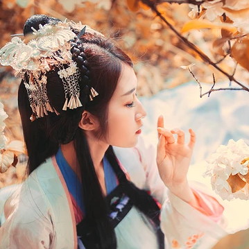 秋意氣質(zhì)帶團扇女生頭像，唯美古風(fēng)真人頭像