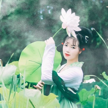 翠綠荷葉蓮花女生頭像，唯美古風(fēng)真人頭像