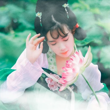 翠綠荷葉蓮花女生頭像，唯美古風(fēng)真人頭像