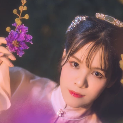紫薇花開帶團扇女生頭像，唯美古風(fēng)真人頭像