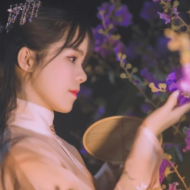 紫薇花開帶團扇女生頭像，唯美古風(fēng)真人頭像