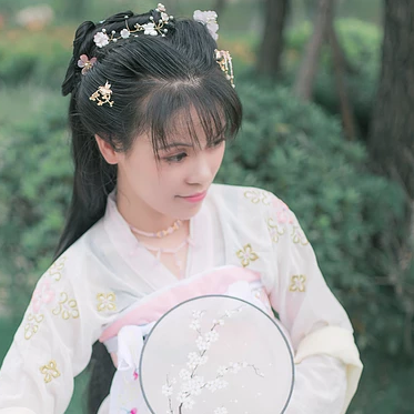 清新氣質(zhì)帶團(tuán)扇女生頭像，唯美古風(fēng)真人頭像