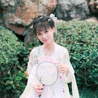 清新氣質(zhì)帶團(tuán)扇女生頭像，唯美古風(fēng)真人頭像