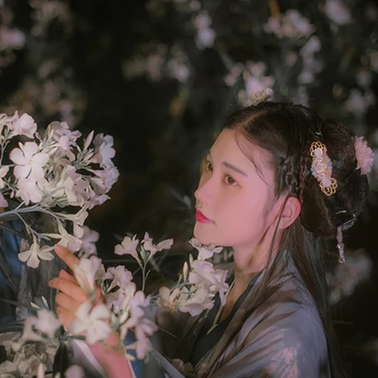 夜晚迷人花朵女生頭像，唯美古風(fēng)真人頭像