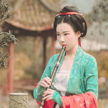 文藝吹笛女生頭像，唯美古風真人頭像