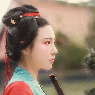 文藝吹笛女生頭像，唯美古風真人頭像