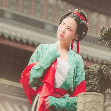 文藝吹笛女生頭像，唯美古風真人頭像