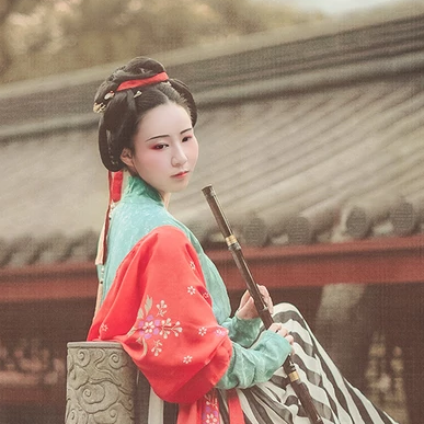 文藝吹笛女生頭像，唯美古風真人頭像