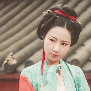 文藝吹笛女生頭像，唯美古風真人頭像