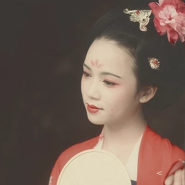 唐園帶團扇女生頭像，唯美古風(fēng)真人頭像