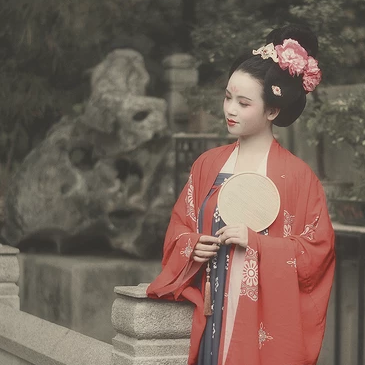 唐園帶團扇女生頭像，唯美古風(fēng)真人頭像