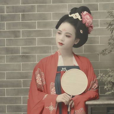 唐園帶團扇女生頭像，唯美古風(fēng)真人頭像