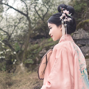 花林粉衣帶團(tuán)扇女生頭像，唯美古風(fēng)真人頭像