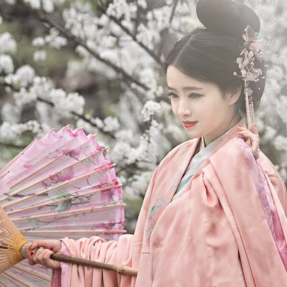 花林粉衣帶團(tuán)扇女生頭像，唯美古風(fēng)真人頭像