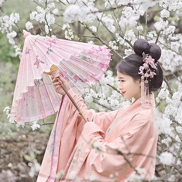 花林粉衣帶團(tuán)扇女生頭像，唯美古風(fēng)真人頭像